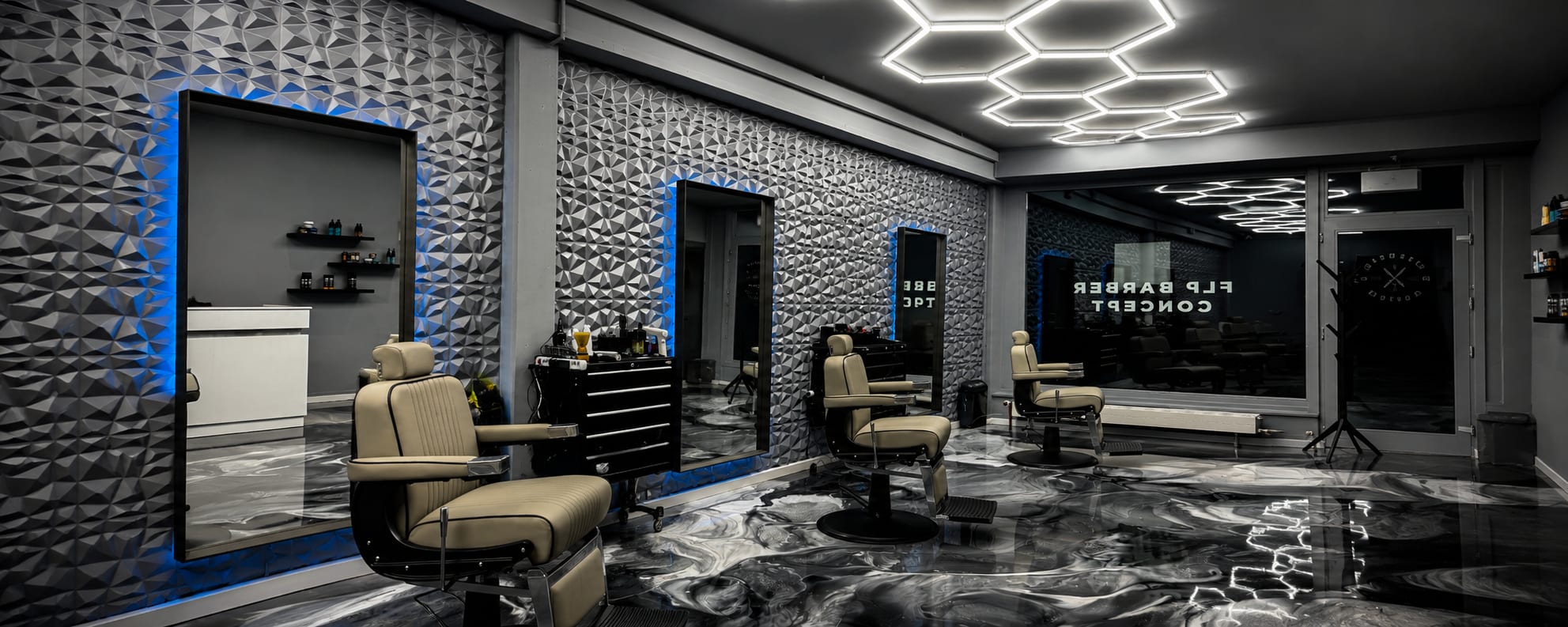 Salon FLP Barber Concept à Morat — éclairage hexagonal, mur 3D et sol effet marbre