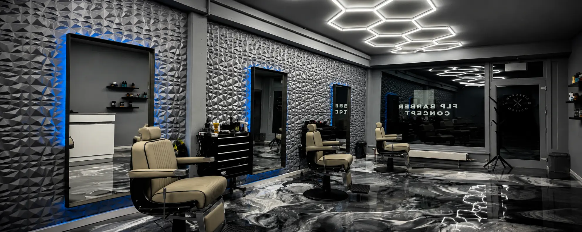 Le salon FLP Barber Concept — mur 3D, sol effet marbre et éclairage hexagonal
