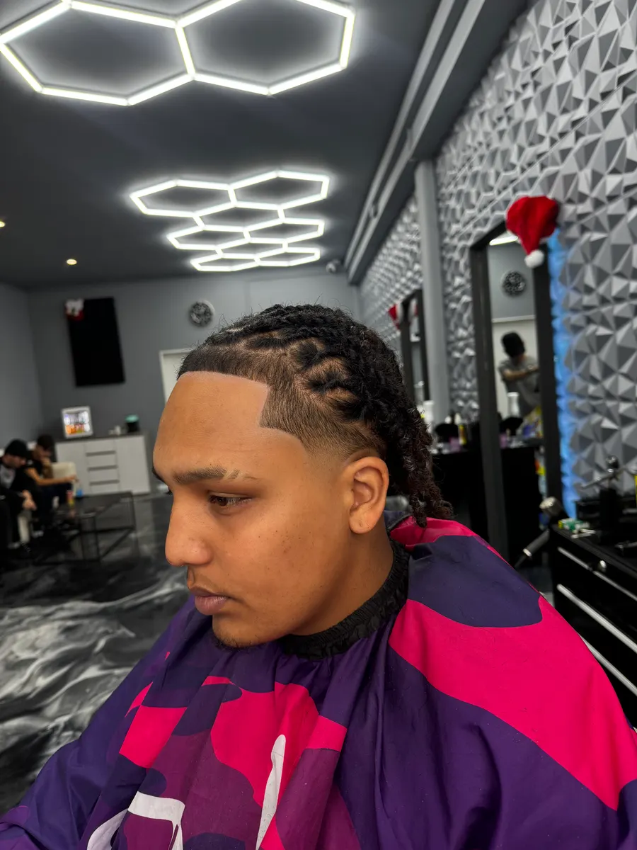 Tresses collées et dégradé réalisés chez FLP Barber Concept à Morat