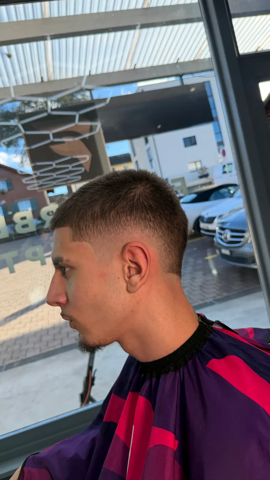 Dégradé court et précis réalisé chez FLP Barber Concept à Morat