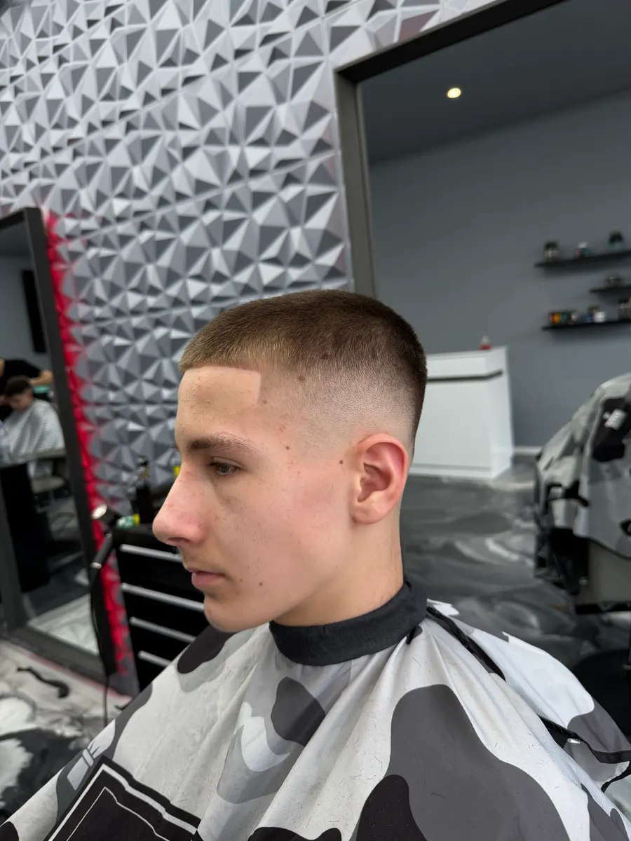 Coupe courte type buzz avec dégradé réalisée chez FLP Barber Concept